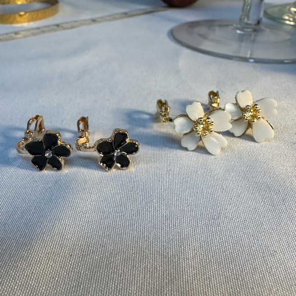 Two pair tiny petite style flower earrings - Picture 6 of 7